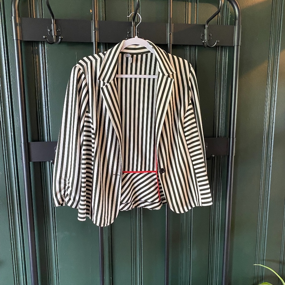 🟢 2 for $15 - black and white striped blazer